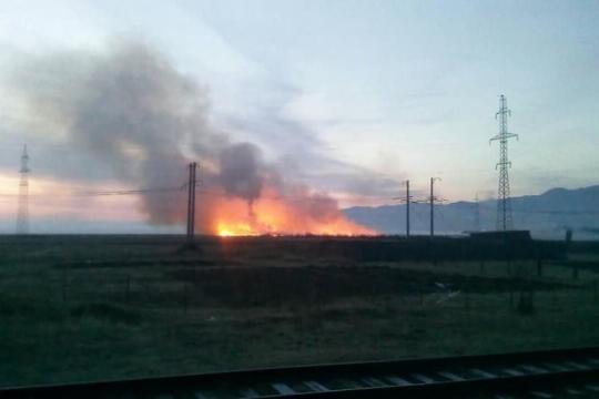 На болотах в Култуке, где строится завод, произошел пожар