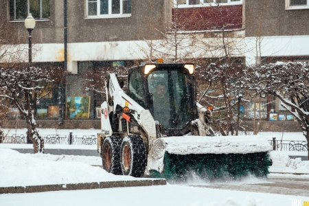 Более 120 единиц снегоуборочной техники работает на дорогах Иркутска