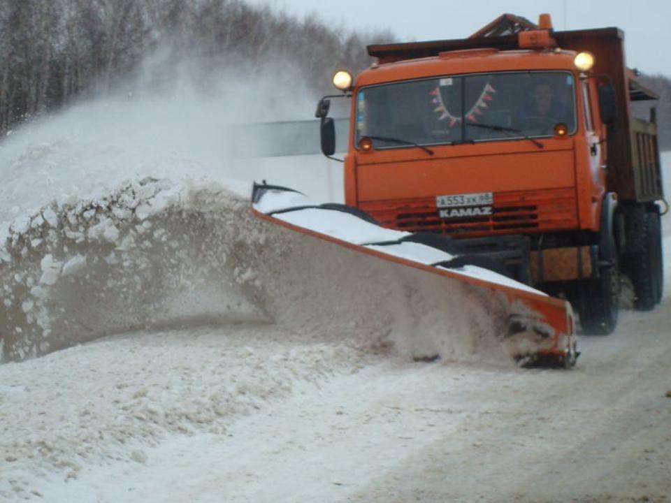 На борьбу с последствиями сильного снегопада в Иркутской области направлено более 200 единиц техники