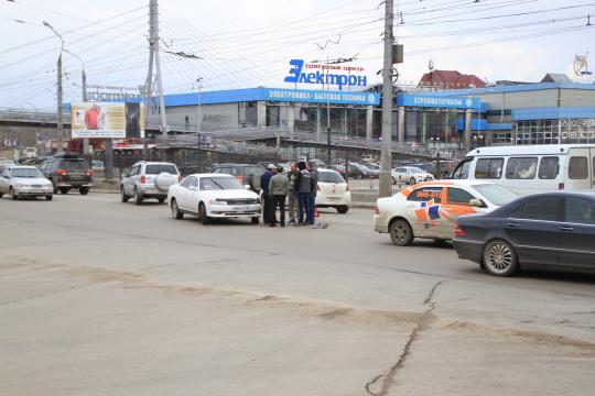 Двойное нарушение закончилось аварией и пробками в Иркутске