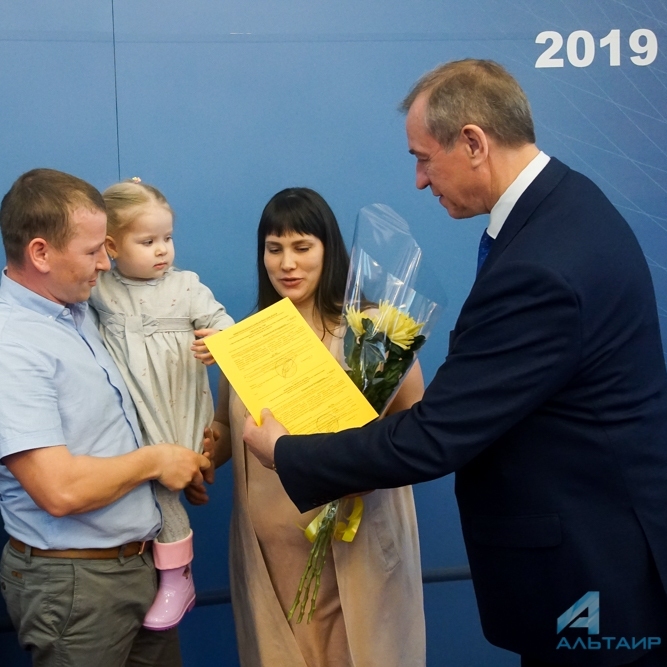 Сергей Левченко вручил 47-ми жителям Прибайкалья сертификаты на жилье в селах