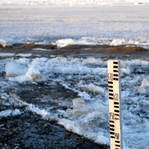 Пилить и чернить лед начали на реках в Иркутской области