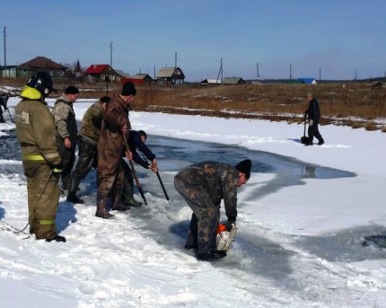 Два ребенка провалились под лед на Олхе, гуляя без присмотра. Двухлетний мальчик погиб