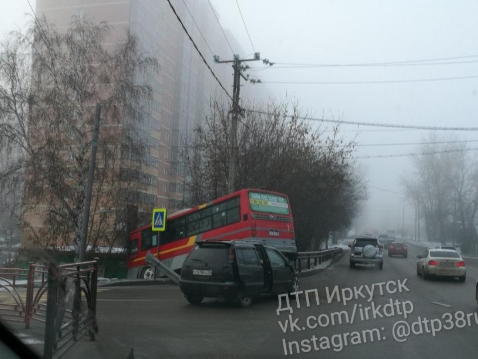 В Иркутске рейсовый автобус пробил дорожное ограждение и вылетел в кювет