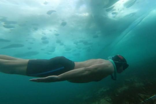 Спортсмен из Иркутска проплыл 60 метров подо льдом Байкала без спецснаряжения