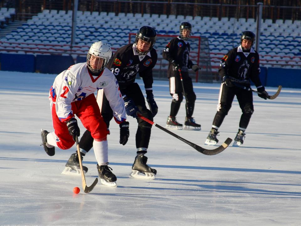 Хоккей с мячом: в Кемерово стартует финальный турнир среди юниоров. Где посмотреть?