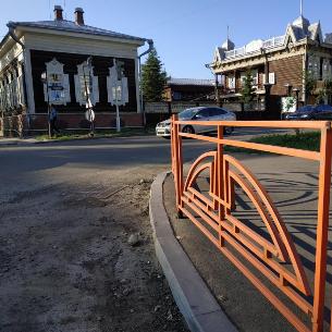 Оранжевые дорожные ограждения в Иркутске перекрашивают в черный цвет