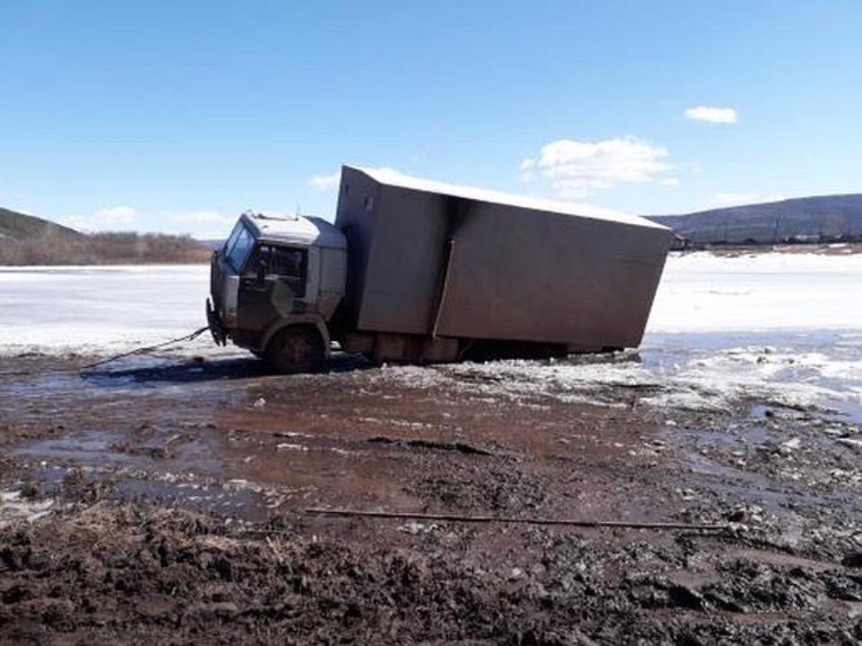 Грузовик провалился под лед на закрытой переправе в Иркутской области