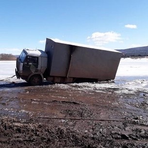 Грузовик провалился на закрытой ледовой переправе в Жигаловском районе