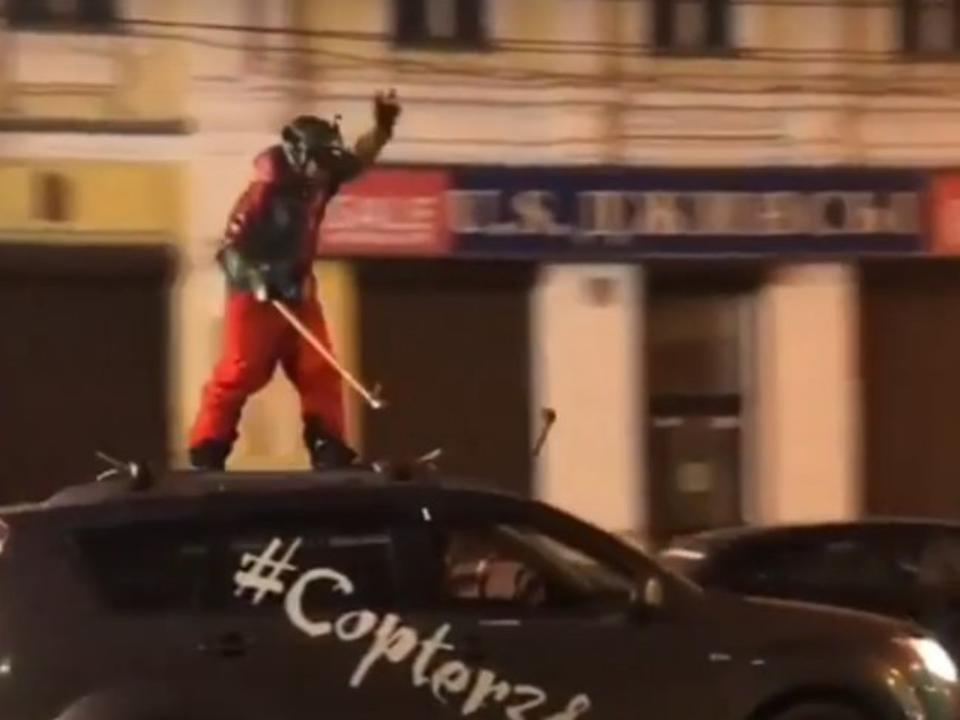 В центре Иркутска Mitsubishi накатал сноубордиста на крыше на штраф