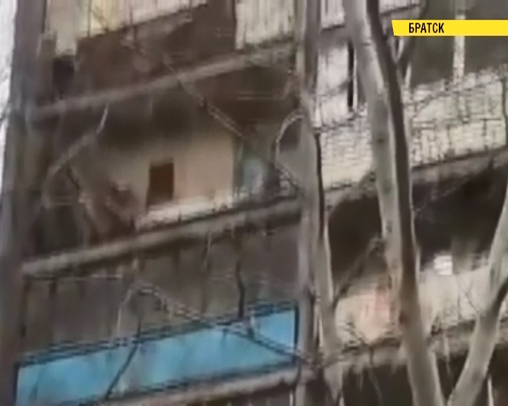 В Братске оторвало балкон жилого дома