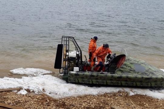 Водолазы нашли труп второго рыбака из перевернувшейся лодки на Ангаре