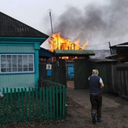 В Чуне пожарные отстояли от огня жилой дом