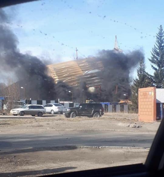 На стройплощадке Центра по хоккею с мячом в Иркутске произошёл пожар