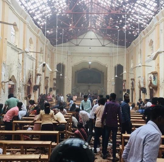 Восемь взрывов прогремели в городах Шри-Ланки. Погибших уже больше 150
