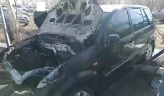 Ford Fusion загорелся в Иркутске после ДТП