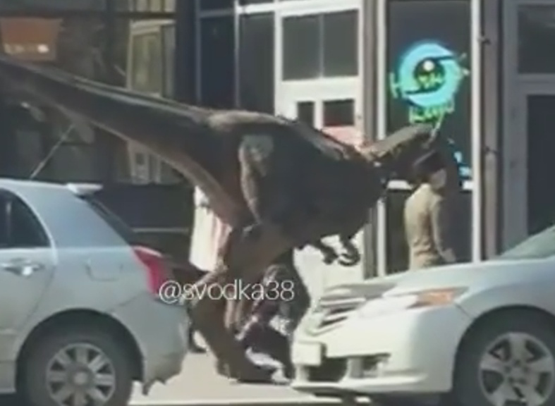 На улицах Иркутска появился динозавр