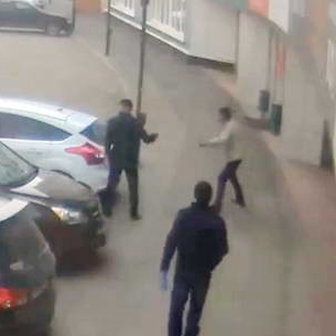 Дебошир с ножами напал на людей и автомобили в центре Иркутска