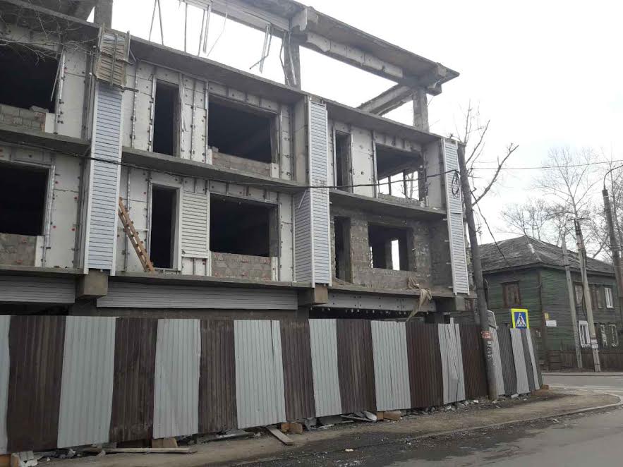 Самовольно построенную трехэтажку начали сносить в Иркутске