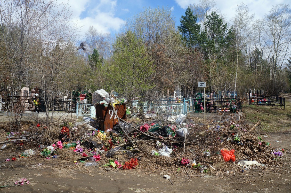 Городские кладбища завалены тоннами мусора в Иркутске