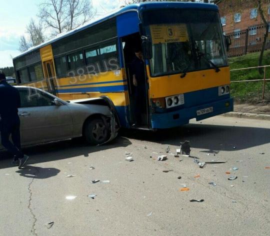 Иномарка протаранила автобус №3 в Иркутске