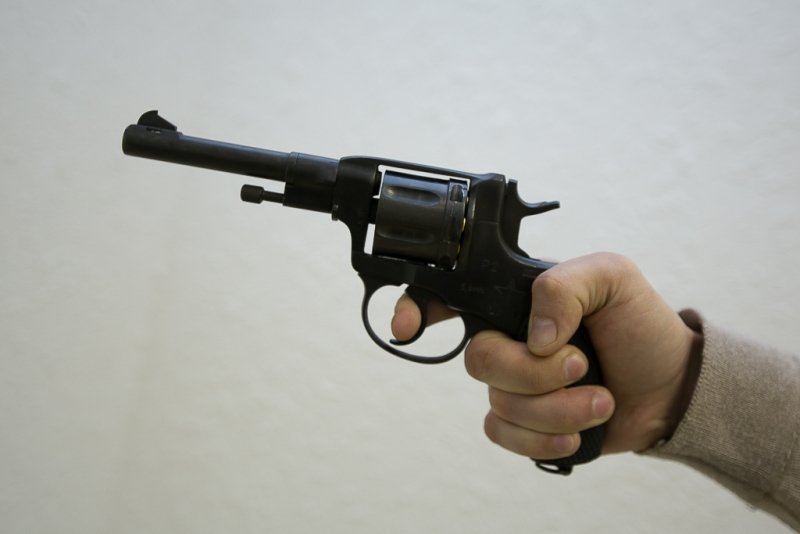 Двое мужчин в Иркутске угрожали пистолетом администратору кафе «Соломон»