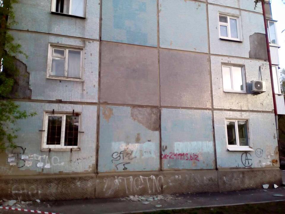 В Иркутске от хрущёвки начали отваливаться панели