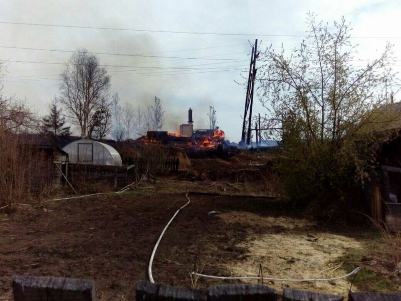10 домов спасли от огня пожарные в Усть-Илимске