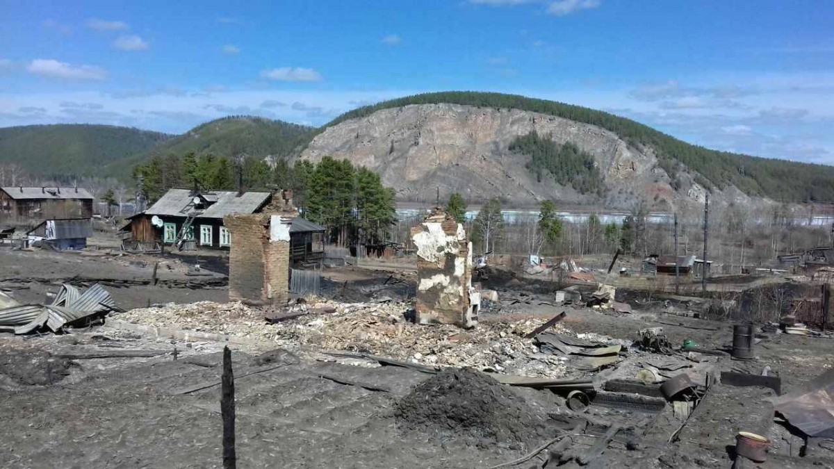 Министр МЧС в Иркутске обсудил оказание помощи пострадавшим от природных пожаров