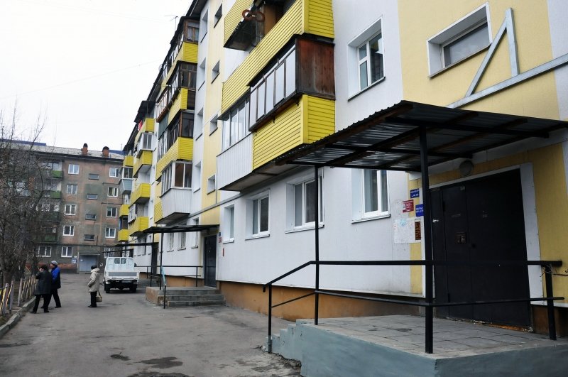 4-летний мальчик выпал из окна третьего этажа в городе Зиме Иркутской области