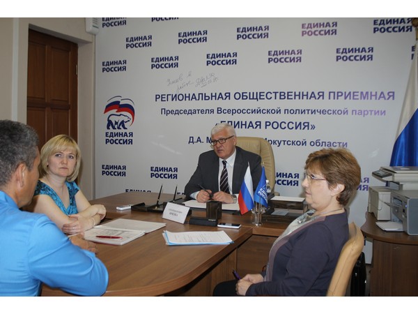 С частными и стратегическими вопросами пришли люди на приём в «Единую Россию» к Сергею Брилке