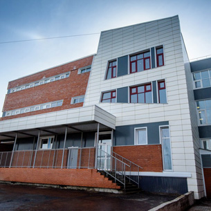 В школе в ЖК «Эволюция» в Иркутске ведется усиление облицовочной стены