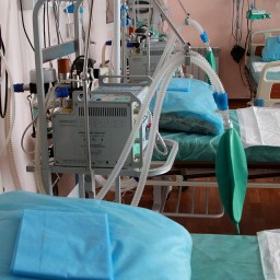 Областные парламентарии приняли закон о поддержке медиков, внесенный врио губернатора