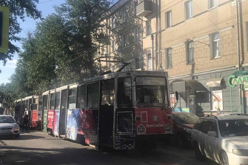 Шедший по Степана Разина в Иркутске трамвай задымился на ходу