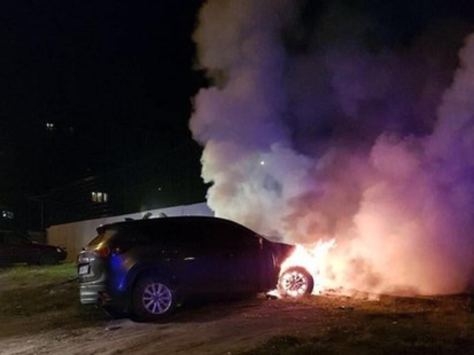 В Иркутске на проспекте Маршала Жукова ночью сгорел внедорожник
