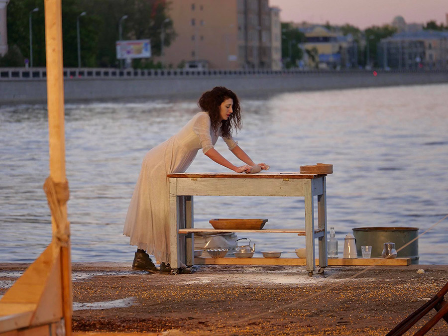 Русский инженерный театр «АХЕ» из Санкт-Петербурга представит спектакль «Мокрая свадьба» 23 июня на острове «Юность» в Иркутске