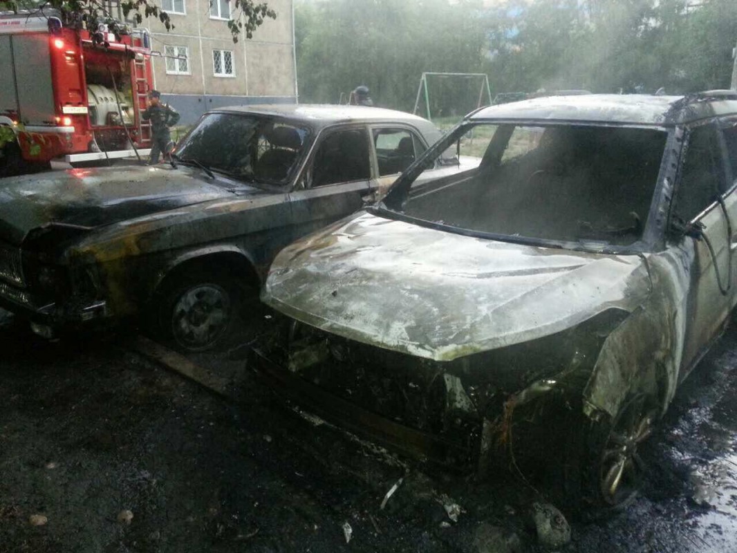 Hyundai Creta и &quot;Волга&quot; сгорели на улице Байкальской в Иркутске утром 29 июня