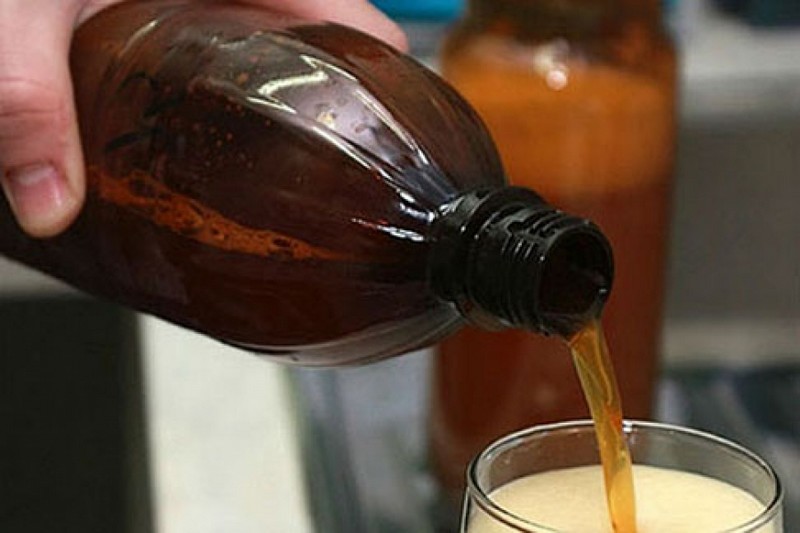 За торговлю алкоголем в таре свыше 1,5 литров &#8212; штраф от 100 000 до 500 000 рублей