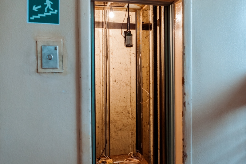 Житель Иркутска упал в шахту лифта заброшенной многоэтажки