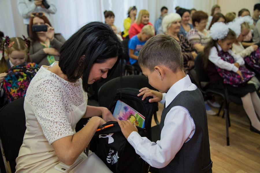 Благотворительный фонд Юрия Тена подарил новые портфели малообеспеченным детям Приангарья