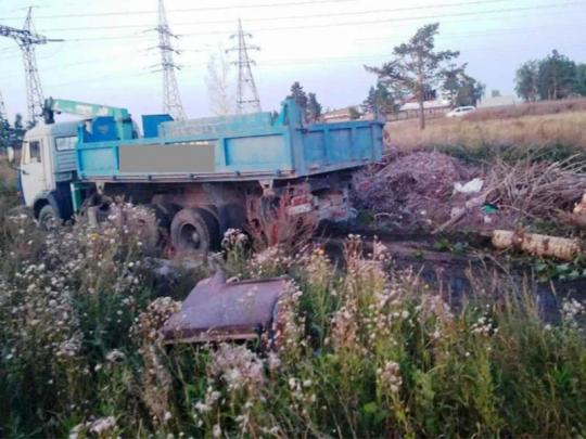 В черте Усолья-Сибирского дорожные рабочие устроили незаконную мусорную свалку