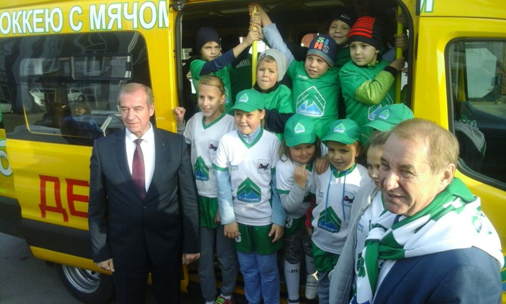 Два автобуса для воспитанников вручили спортшколе «Сибскана» в Иркутске