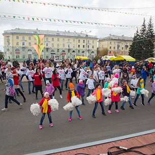 Ангарчане в честь 80-летия Иркутской области выстроились в фигуру из двух сердец