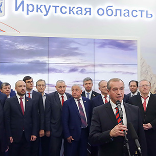 Зюганов и Жириновский посетили выставку в честь 80-летия Иркутской области в Госдуме