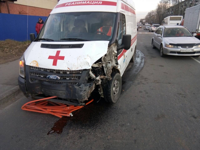 Иномарка и машина скорой помощи столкнулись в Ангарске