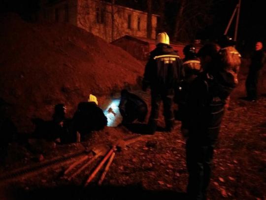 Троих рабочих завалило землей при обрушении траншеи в Иркутске