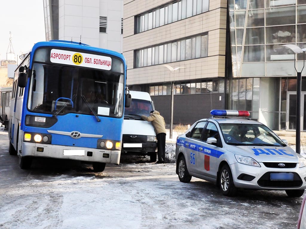 Пенсионерка попала под колеса автобуса в Иркутске.