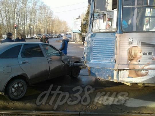Трамвай въехал в автомобиль в Иркутске