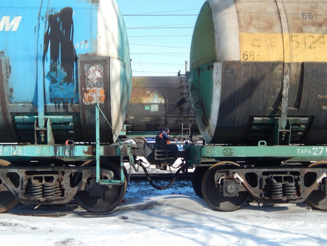 Машинист грузового поезда предотвратил ДТП на железнодорожном переезде ВСЖД