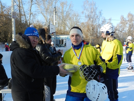 Депутат Алексей Колмаков организовал соревнования по хоккею с мячом среди городских команд